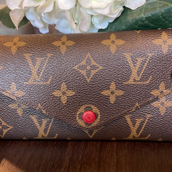 Louis Vuitton wallet. 💯 Authentic! - Picture 3 of 4